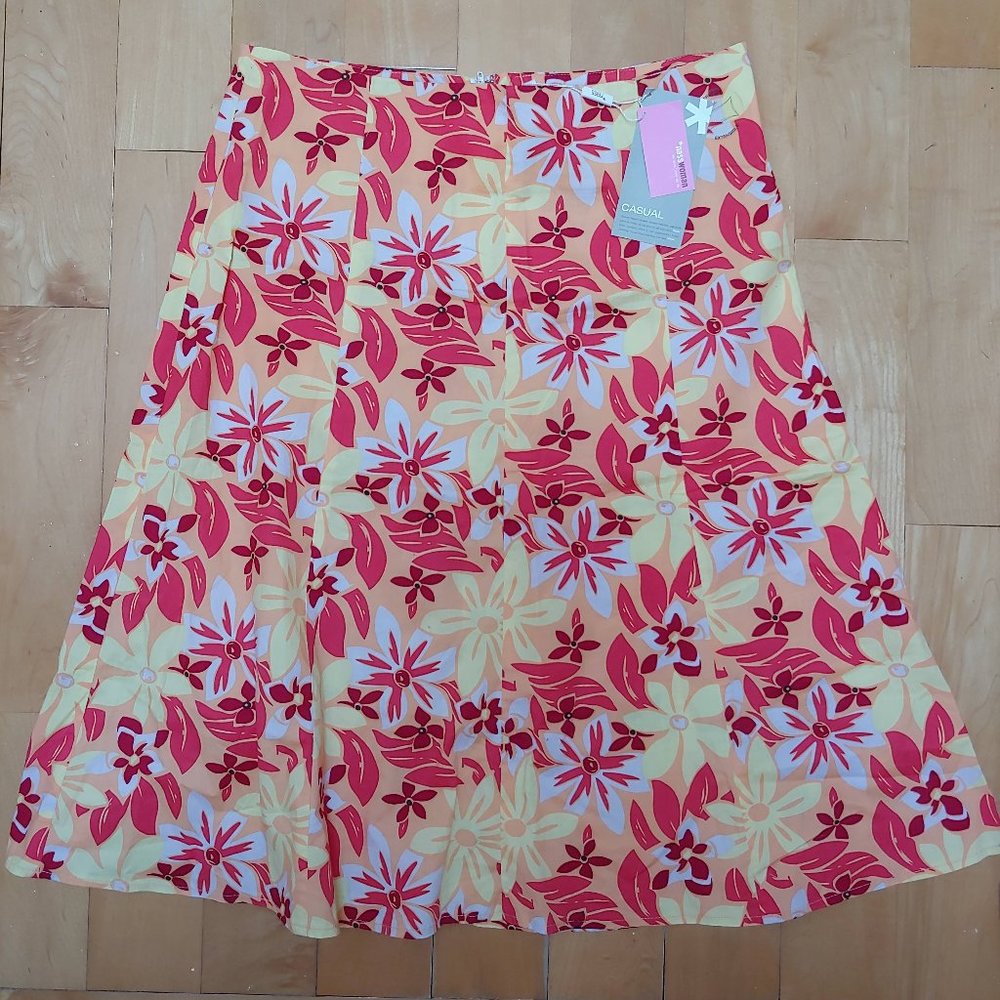 199-**NWT** Size 6 Floral Pattern Skirt
